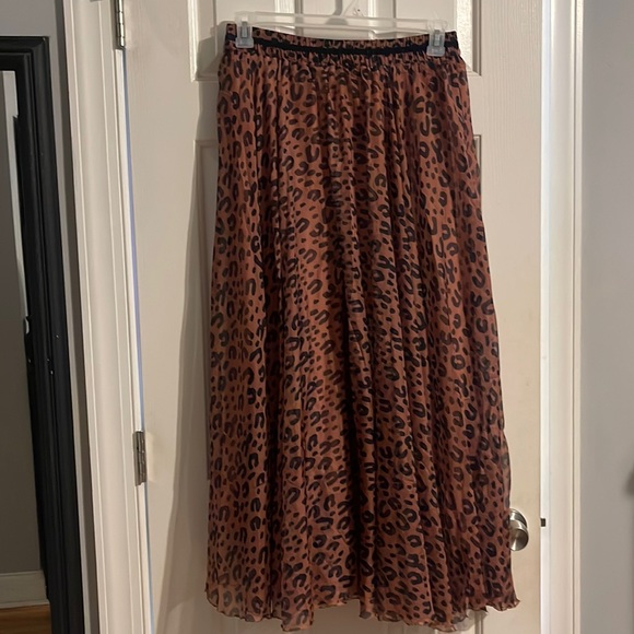 Dresses & Skirts - Flowy leopard beach maxi skirt